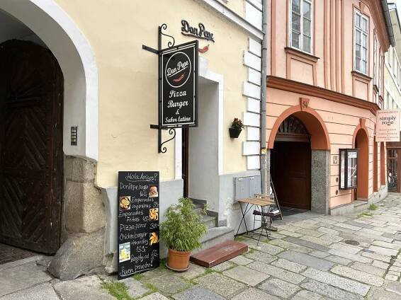 Kousek pizzy a domácí limonáda dle výběru v centru Písku: sýrová i šunková