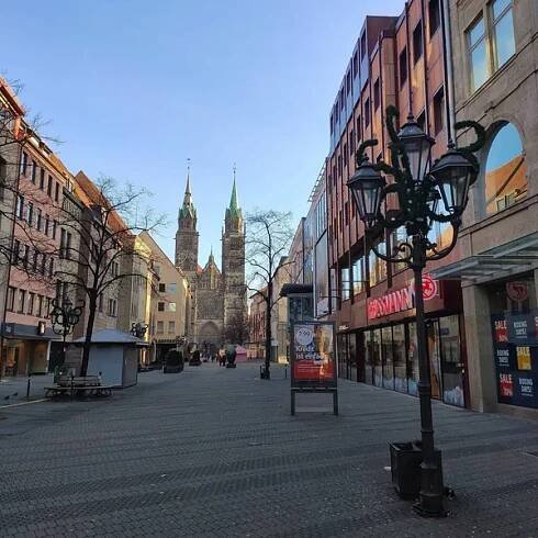 Norimberk, Německo - 1. ledna 2020: Nákupní ulice Karolinenstrasse - pohled na kostel sv. Lorenze. — Stock obrázek