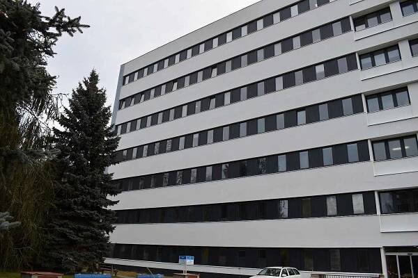 Hlavní budova Masarykovy nemocnice v Rakovníku dostala nový kabát. Před ní vzniká nový vstup.