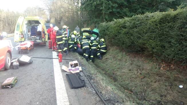 Hasiči vyprošťují řidiče po nárazu do mostku u Vamberka (30.1.2018).