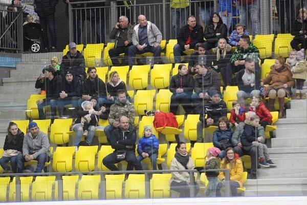 FOTO: Slavnostnímu otevření Zimáku tleskalo slušně zaplněné hlediště