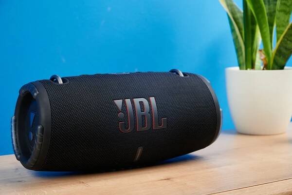 JBL Xtreme 4 vs. JBL Xtreme 3 Test seitliche Ansicht des Xtreme 3