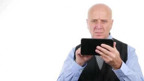 Zklamaný podnikatel učinit zoufalá gesta, čtení e-mailu Tablet. — Stock záběr