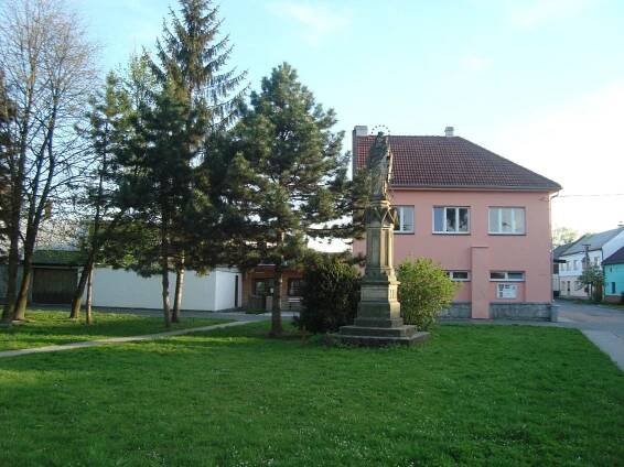Fotografie - Kokory-socha P. Marie Ochranitelky s dítětem z r. 1881 na návsi - 29.04.2010
