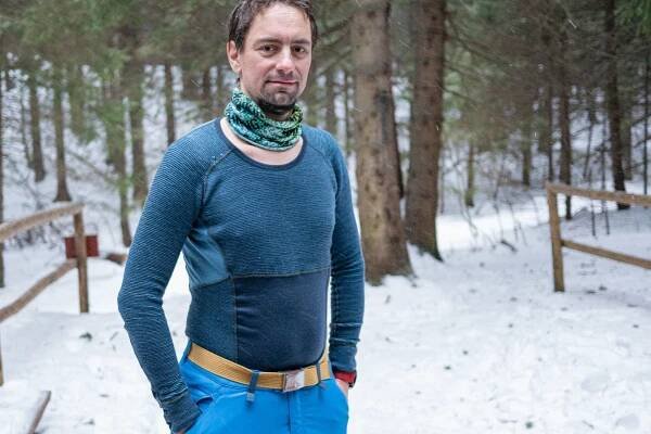 Devold Tuvegga kombinuje až tri rôzne merino úplety, jeden z nich má 3D štruktúru a preto má odlišné vlastnosti podľa toho, z ktorej strany si ho oblečiete