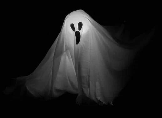 Bílý duch na černém pozadí. Halloween Dcor mimo obytné budovy. — Stock obrázek