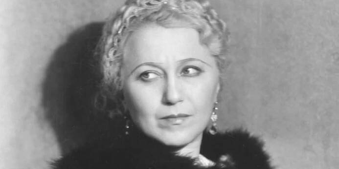 Fotografie Olgy Scheinpflugové ke hře Richard z Bordeaux, kde ztvárnila Annu královnu českou (1935).