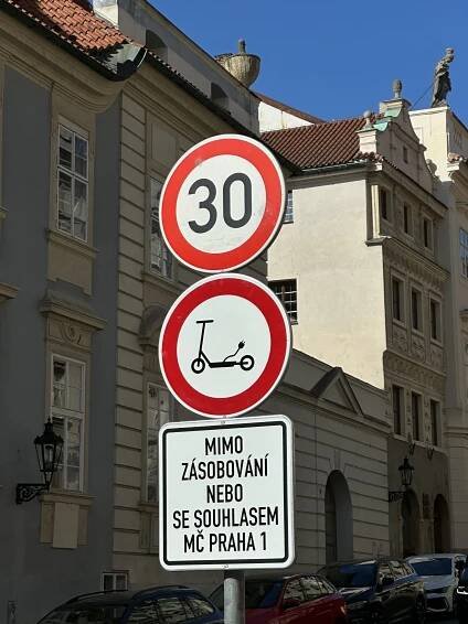 praha-1-zakazala-elektrokolobezky-nainstalovala-zakazove-znacky