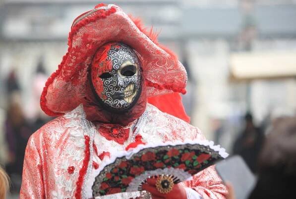 Benátky pobláznil legendární karneval. I svůdník Casanova by se červenal