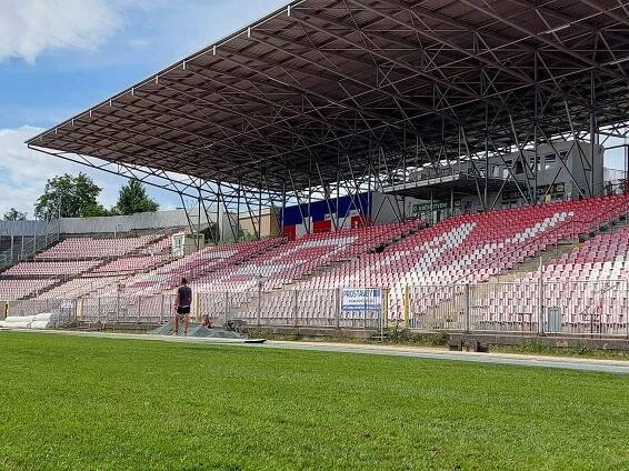Na městském stadionu v brněnské Srbské ulici ve středu začala pokládka nového trávníku.