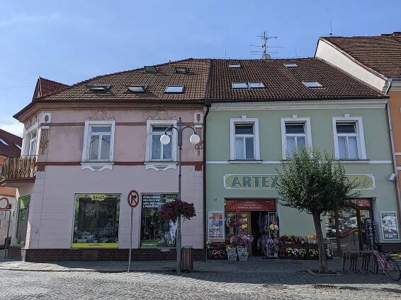 Soubor:Vodňany I - domy čp. 13 a 12 (vpravo) na náměstí Svobody.jpg