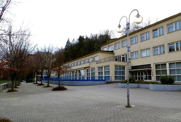 K Hranické propasti Národní přírodní rezervací Hůrkou