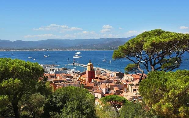Pohled na centrum a přístav Saint-Tropez z kopce.