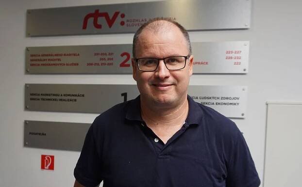 VIDEO: Slovenský komentátor vulgárně vynadal kolegovi na uniklé nahrávce ze studia. Nervy mu ruply po nevydařeném vstupu