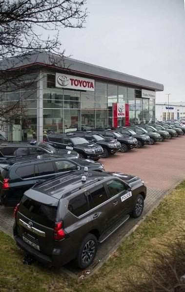 Policie převzala první část ze stovky nových land cruiserů