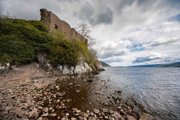 Urquhart Castle sits beside Loch Ness in the Highlands of Scotland. We expected much more of both, but neither Loch Ness nor the castle really impressed us. © ULLI MAIER & NISA MAIER