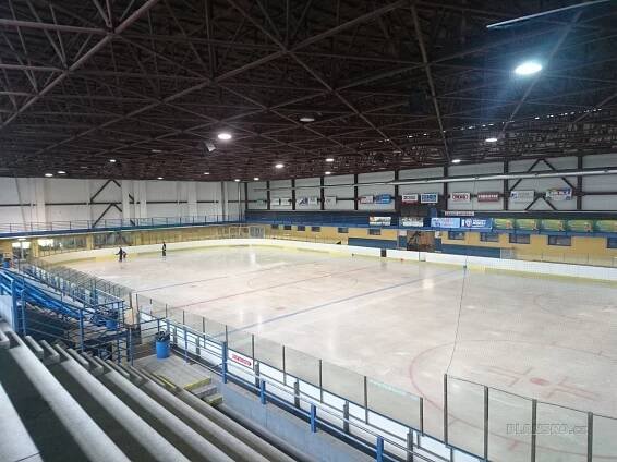 Bruslení v horkém létě? Zimní stadion v Blansku láká na led pod novým osvětlením