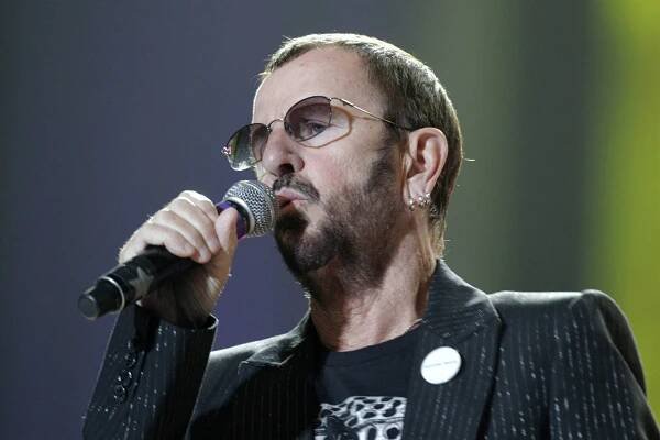Český sklář odlil dlaň Ringo Starra