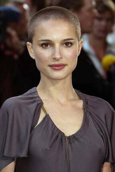 Bez vlasů byla nějaký čas Natalie Portman, a to kvůli filmu V jako Vendeta. S holou hlavou se hrdě objevovala i na červeném koberci.