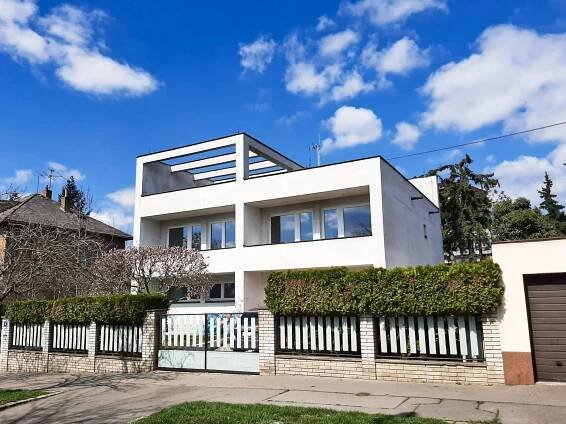Strašnice: čtvrť vil slavných herců a luxusního bungalovu, z něhož prchl Karel Gott