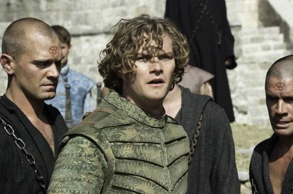 Finn Jones: Nejznámější filmy a seriály, kariéra, osobní život