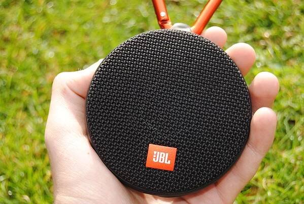 Recenze JBL Clip 2: Malý reproduktor nejenom na tábor