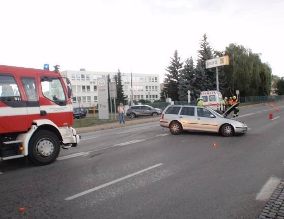 Nehoda tří vozidel blokovala hlavní cestu z Kroměříže, dvě zraněné osoby skončily v péči záchranářů | POŽÁRY.cz - ohnisko