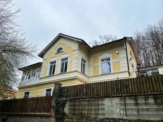 Roztoky: Tiché údolí vydalo skvost ukrytý století pod omítkou. Vily zde měl Hamburger