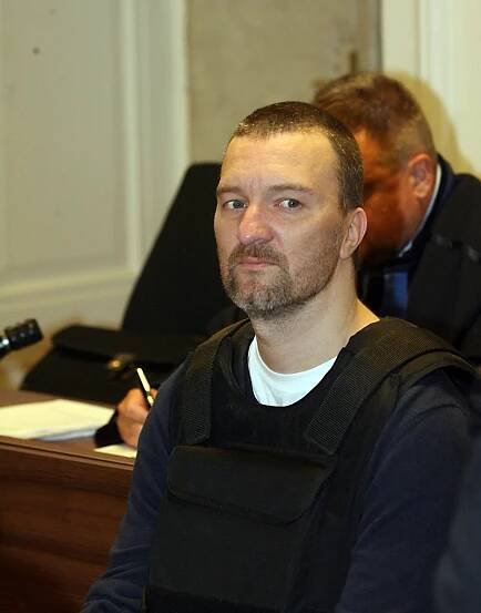 Podnikatel na lavici obžalovaných v neprůstřelné vestě.