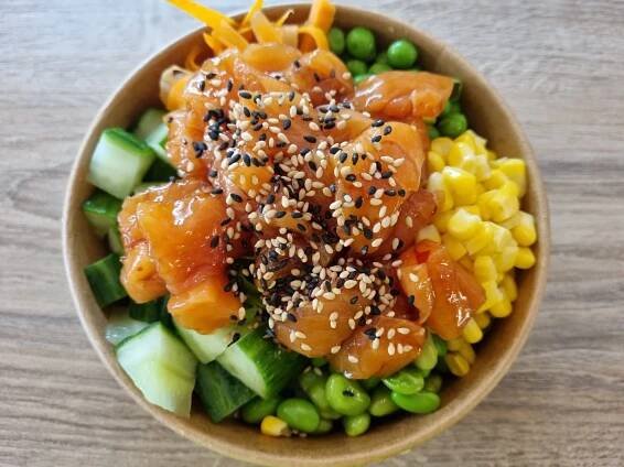 Smlsněte si na poke bowl: losos, tuňák, úhoř i vege varianta pro 1 či 2