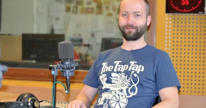 Šimon Ornest, ten, co má na triku kapelu The Tap Tap