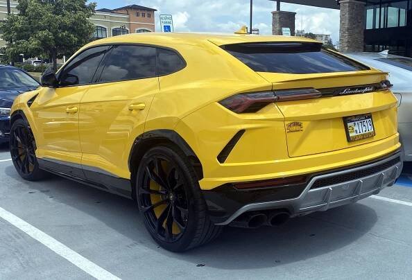 File:2020 Lamborghini Urus in Giallo Auge, rear left, 06-14-2023.jpg
