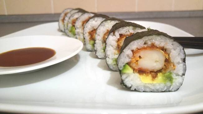 Futo Maki Sushi mit frittierter Garnele, Avocado und Gurke