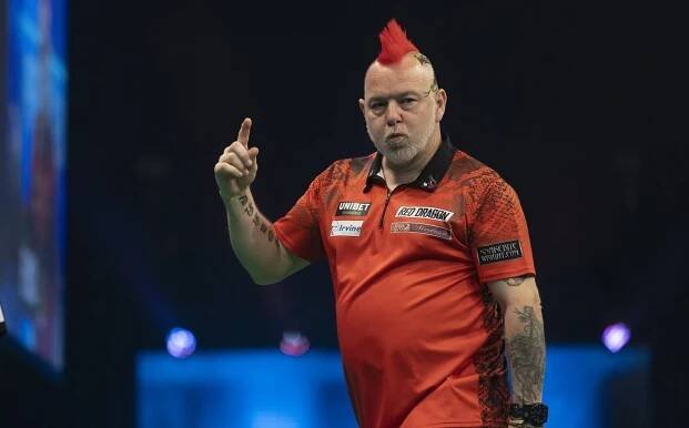 Peter Wright schaut konzentriert mit gespitzten Lippen und gehobenem rechten Zeigefinger