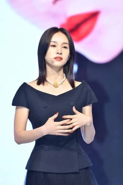 Čínská herečka Wang Ziwen, také známá jako Olivia Wang, navštěvuje fórum aktivity v Šanghaji, Čína, 13. června 2020. — Stock obrázek