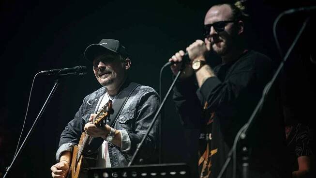 Jiří Krhut a Štěpán Kozub na vinicích. Ve středu vystoupí v Třebívlicích