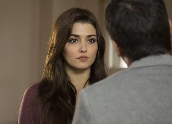 Turecká herečka a modelka Hande Erçelová v telenovele Černá perla