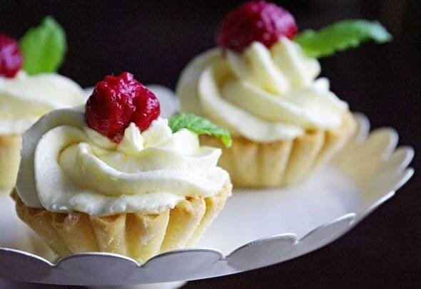 Recept : Linecké košíčky s vanilkovým krémem a malinami