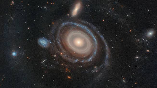 Hubbleův teleskop zkoumal obrovskou galaxii s devíti prstenci. Mléčnou dráhu by spolkla jako nic