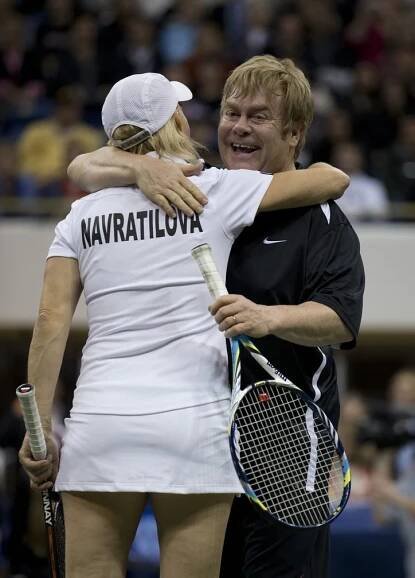 Give me five! Legenda Navrátilová s Eltonem Johnem vyhráli hvězdnou čtyřhru!