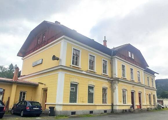 Dopravce chtěl bezpečnější přejezdy, Správa železnic nejprve za 72 milionů opraví nádražní budovu - Zdopravy.cz