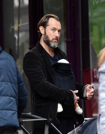 Padesátka ho rozhodně nezastaví! Jude Law má prý další dítě. Se čtyřmi různými ženami jich zplodil už sedm