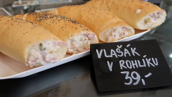 Malé retro bistro v Potštejně nabízí vlašák v rohlíku: Svačinka za 39 Kč jde hlavně o víkendu na dračku, denně se prodá i 150 kusů