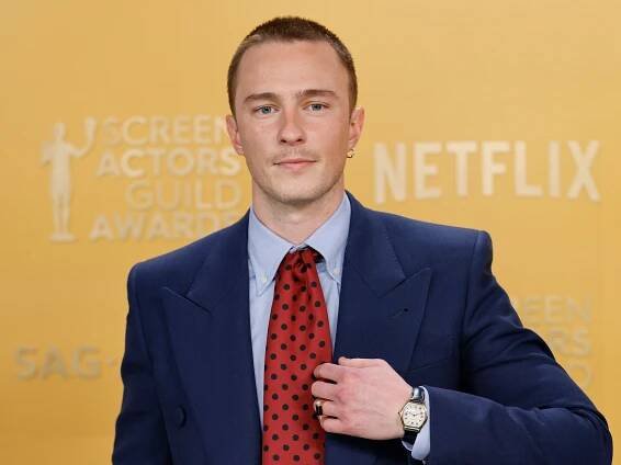 Drew Starkey's SAG Awards suit is a beautiful optical illusion