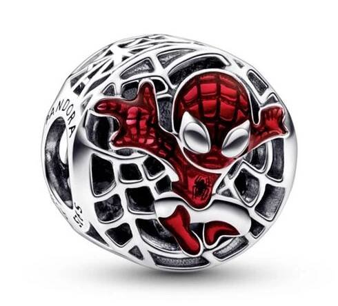 PANDORA přívěsek Marvel Spider-Man nad městem