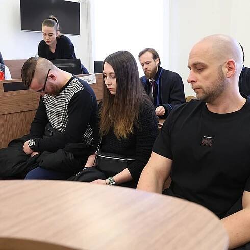 Obžalovaní Tomáš Strnad, jeho přítelkyně a Tomáš Soukup.