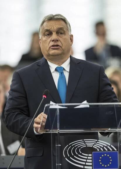 Orbán vyzval Macrona na souboj. Zůstane EU liberální, nebo se vydá cestou populismu?