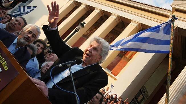 Der Komponist und Sänger Mikis Theodorakis hält eine Rede vor der Universität im Zentrum Athens (Archivaufnahme von 2011)