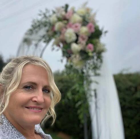 Drbna ze Slunečné Regina Řandová (54) ženila syna (30)! Romantická svatba pod deštníkem