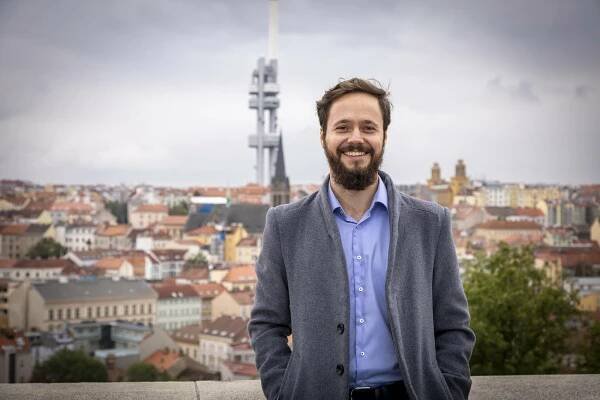Radní Zábranský se smál úbytku katolíků. Nacher mu sečetl poslance za Piráty